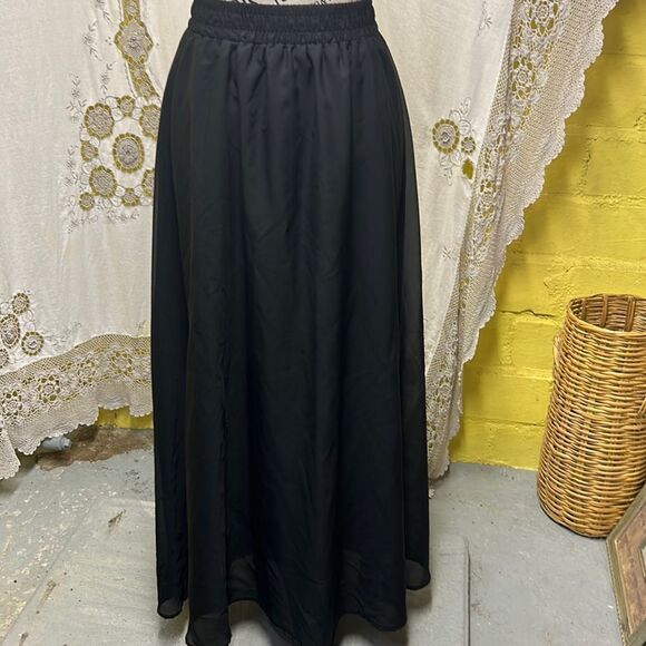 Floorlength black skirt, two layers food - Picture 1 of 5